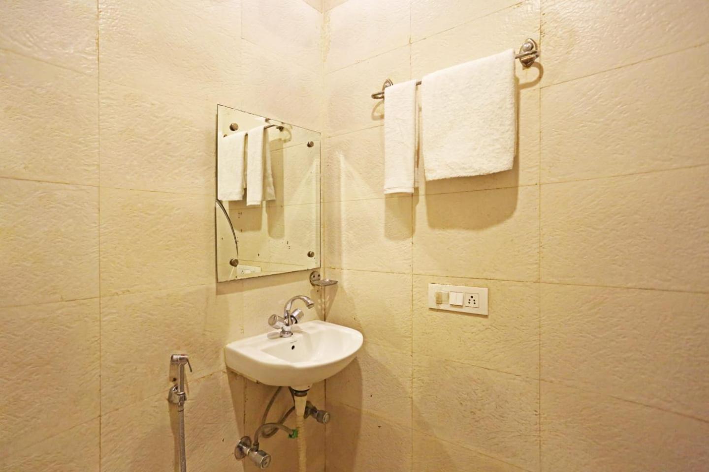 Hotel Broadway Near Delhi Airport ニューデリー エクステリア 写真