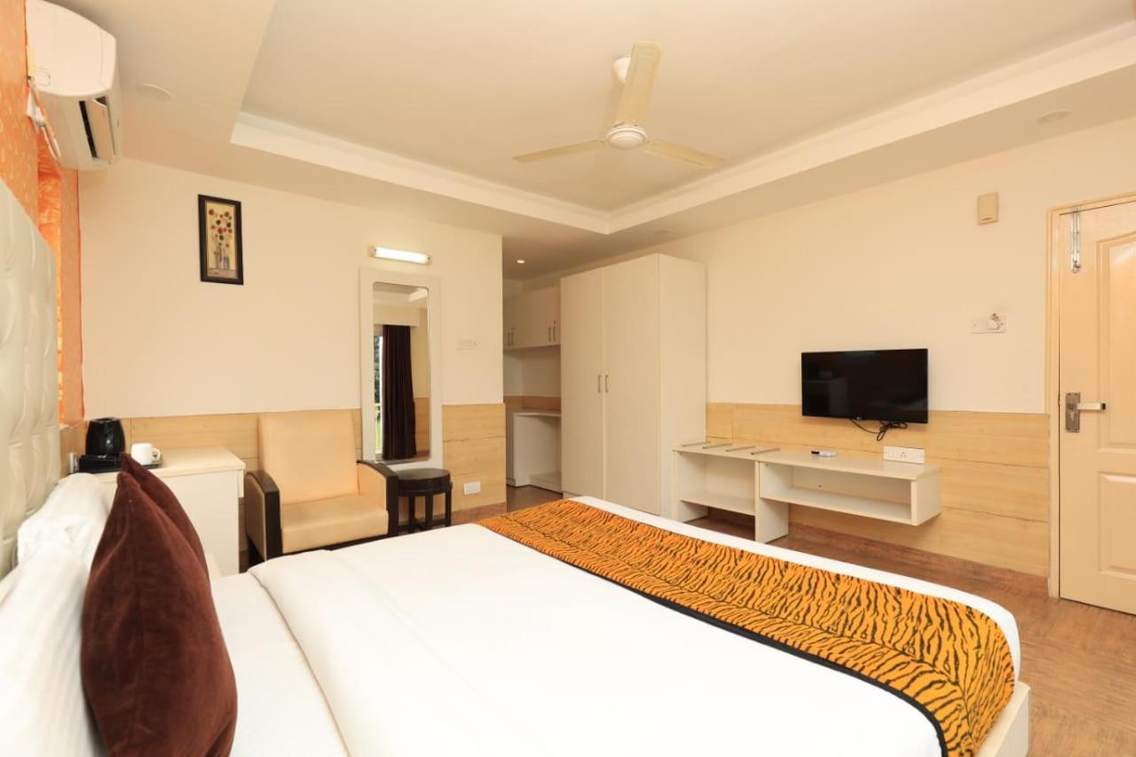 Hotel Broadway Near Delhi Airport ニューデリー エクステリア 写真